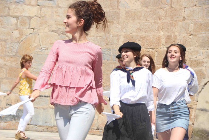 Emakumeak dantzari, lehenengo aldiz soka dantzan - 52