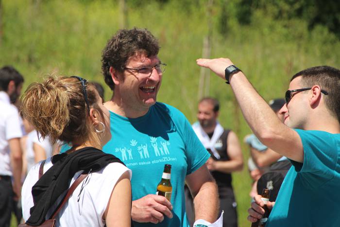 Eskuak batuta, desio bakarre 66 1528640967017