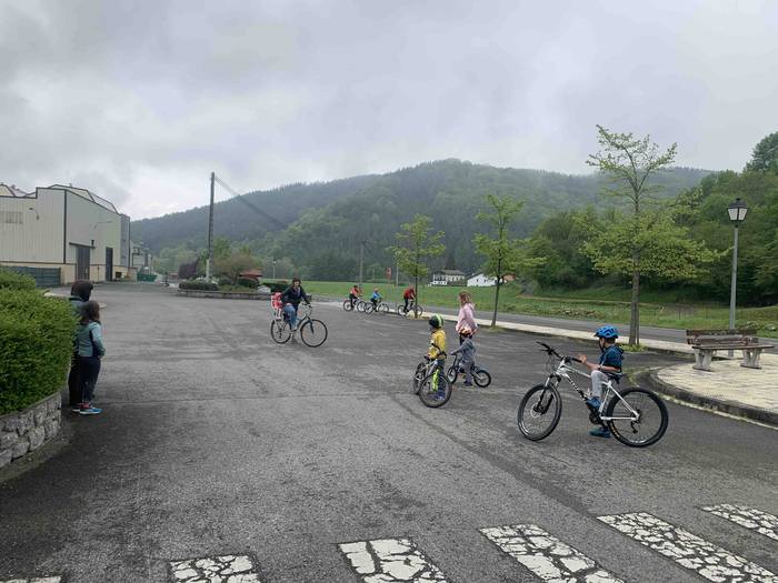 Haurrak kalera atera dira 11 1587900342477