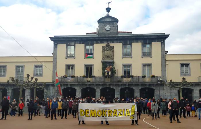 "Demokrazia" eskatuz eskuald 2 1608393001792