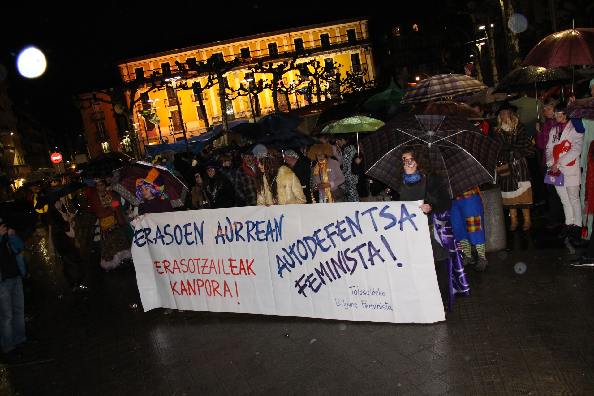 Erasotzaileei, «kanpora»