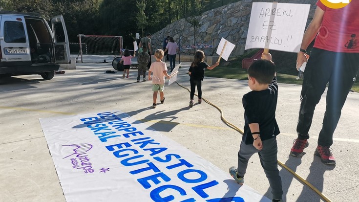 Auzolanean elkartu eta euskal egutegi propioa aldarrikatu dute