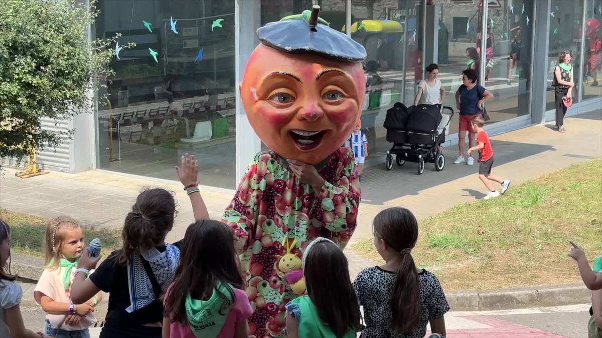 Trikiti doinuekin egin dute kalejira