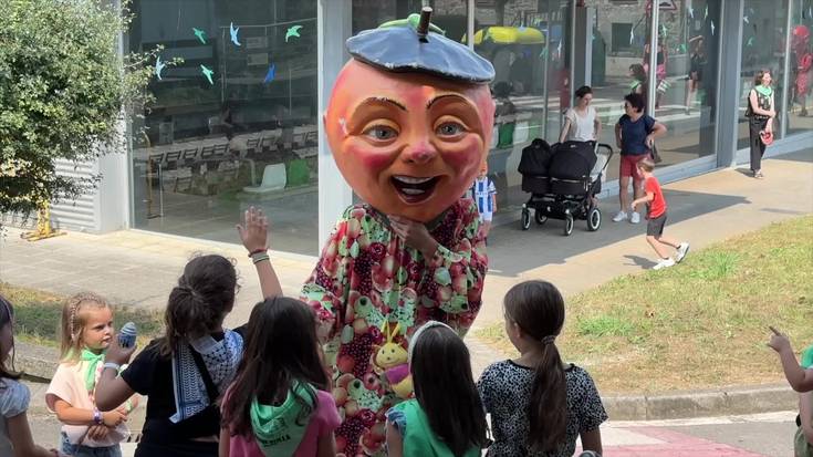 Trikiti doinuekin egin dute kalejira