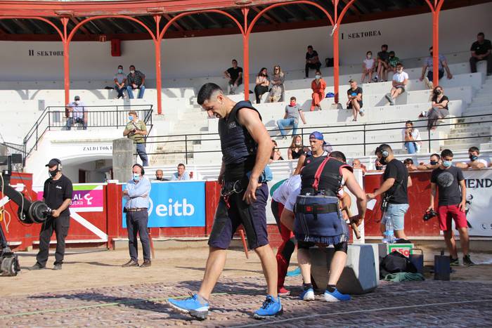 Izetatarrek jantzi dute txap 57 1624130531759