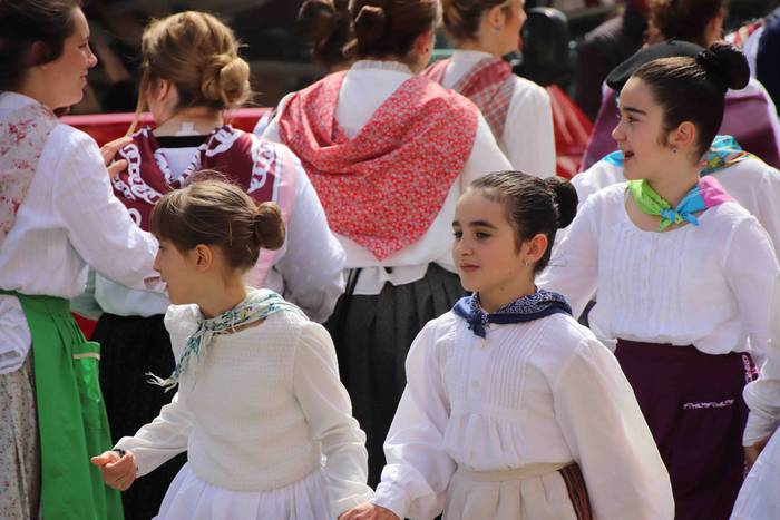 Dantzan ospatu dute Sutarrir 6 1557663327589