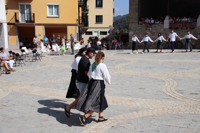 Berriro ere elkarri eskutik  67 1632576983334