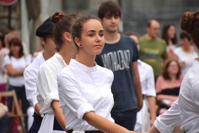 Soka dantzak jende ugari bildu du Errebote plazan - 59