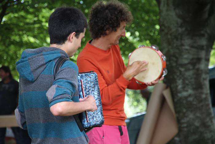 Mugak senidetzeei bide eman  8 1503145394541