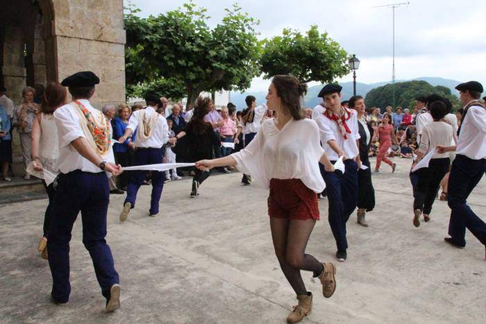 Jaietako egun handia ospatzen ari dira Asteasun 37 1467203680573