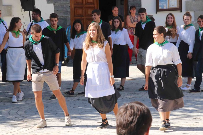 46 gaztek parte hartu dute Irurako Dantza-Sokan - 44