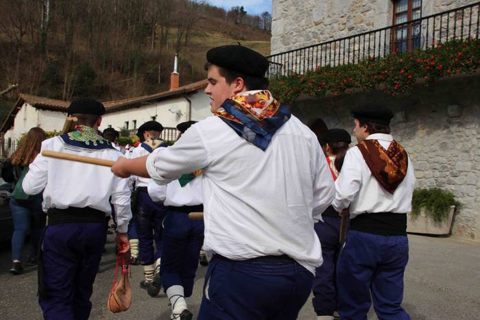 Ajerik gabe, makila eta lau  66 1551618191494