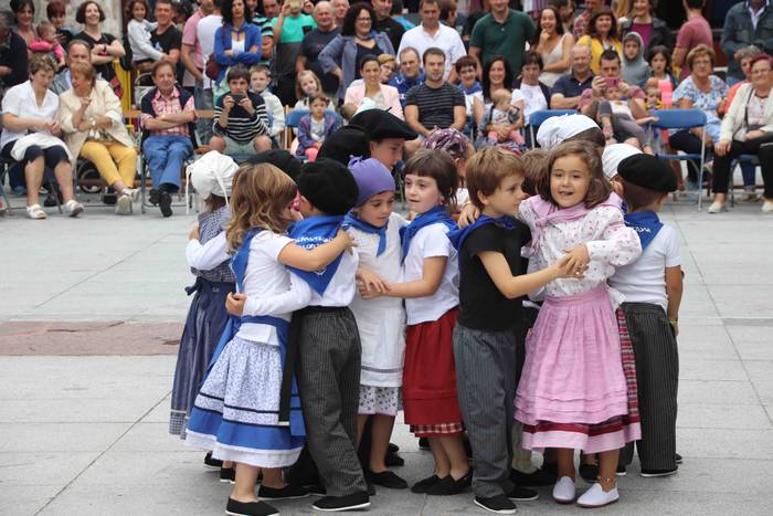 Dantzak, txistuak eta trikit 37 1565549090034