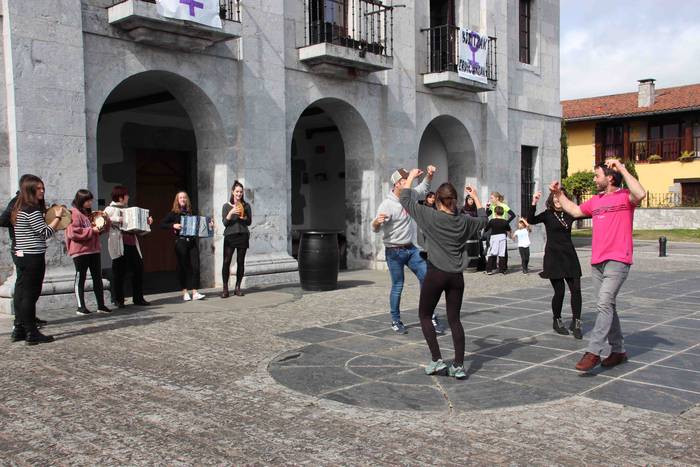 Emakumeek dantzan jarri dute 51 1552145629195