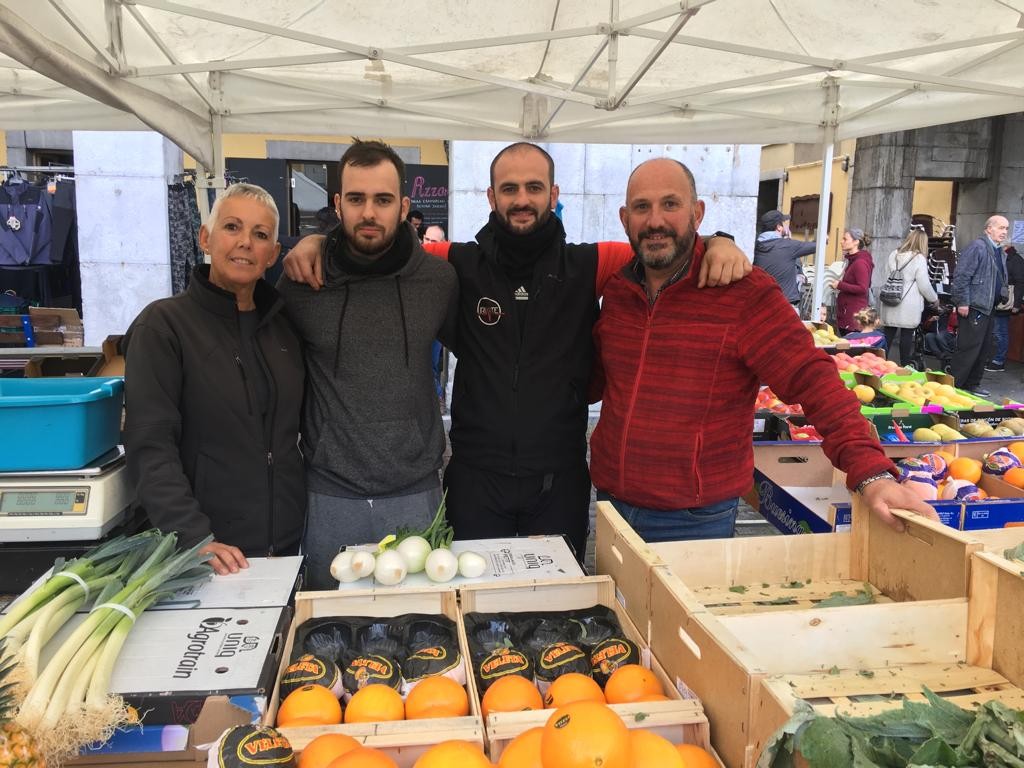 Hiru belaunaldi fruta saltzen