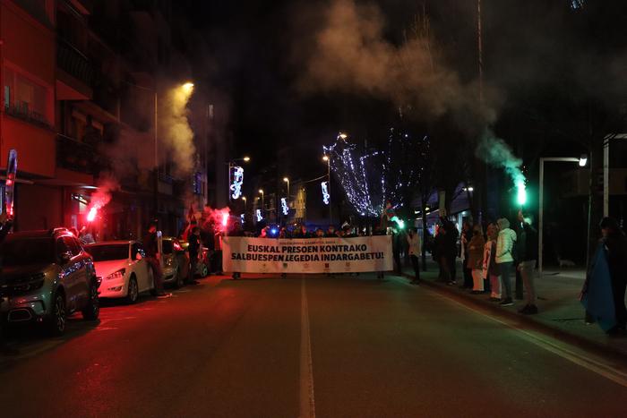 Euskal presoek pairatzen duten salbuespenezko kartzela politikarekin amaitzea aldarrikatu dute