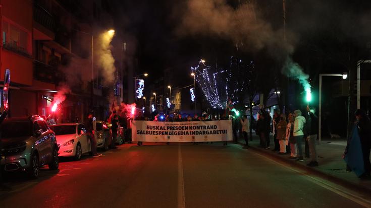 Euskal presoek pairatzen duten salbuespenezko kartzela politikarekin amaitzea aldarrikatu dute