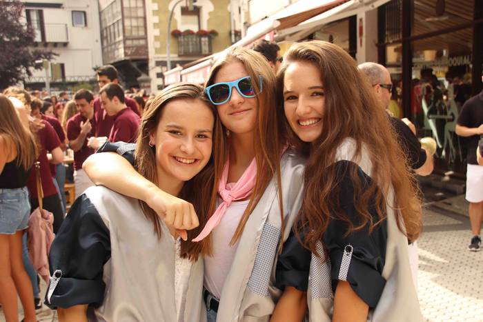 Kalean gora eta behera, kuad 74 1564506834003