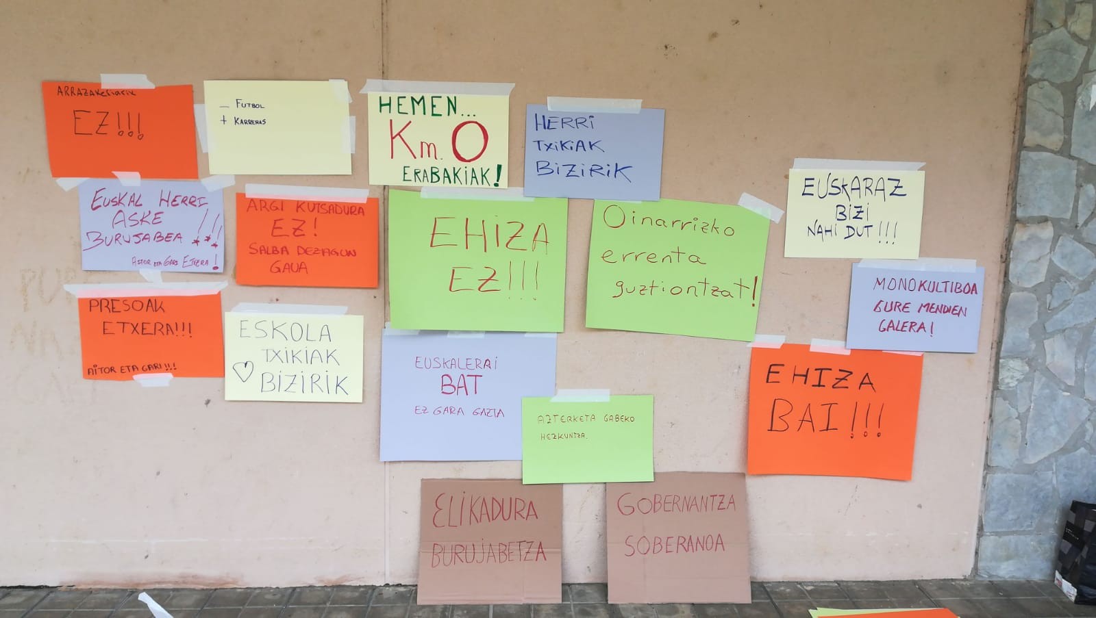 Lizartzan ere etxetik plazara eraman dituzte mezuak