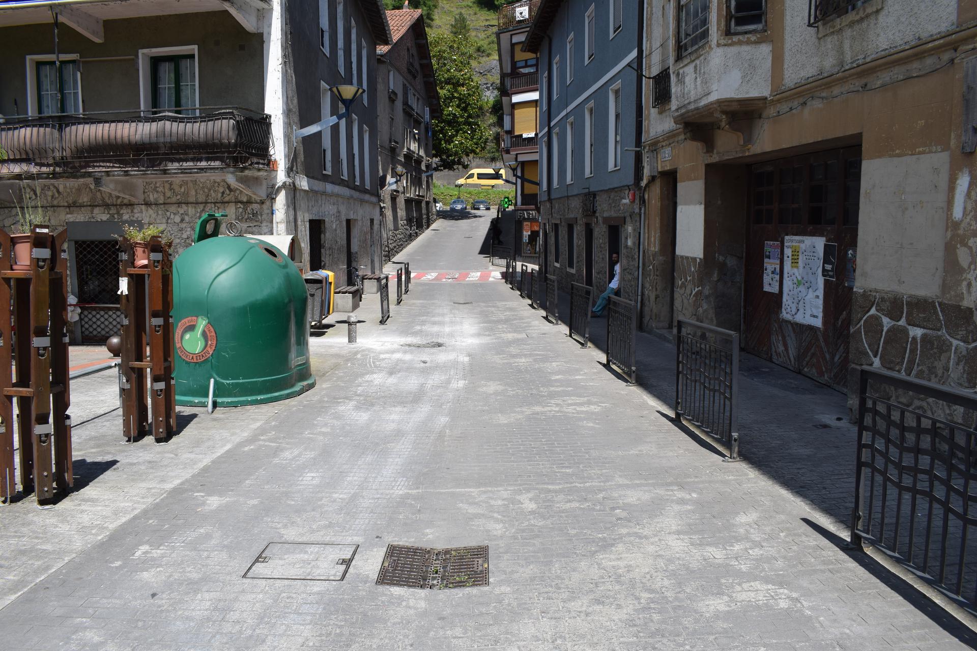 Eraikinetako espazio komunen garbiketa egiteko deia, bizilagunei
