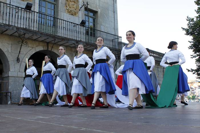 Lanabesak, ofiziotik dantzara