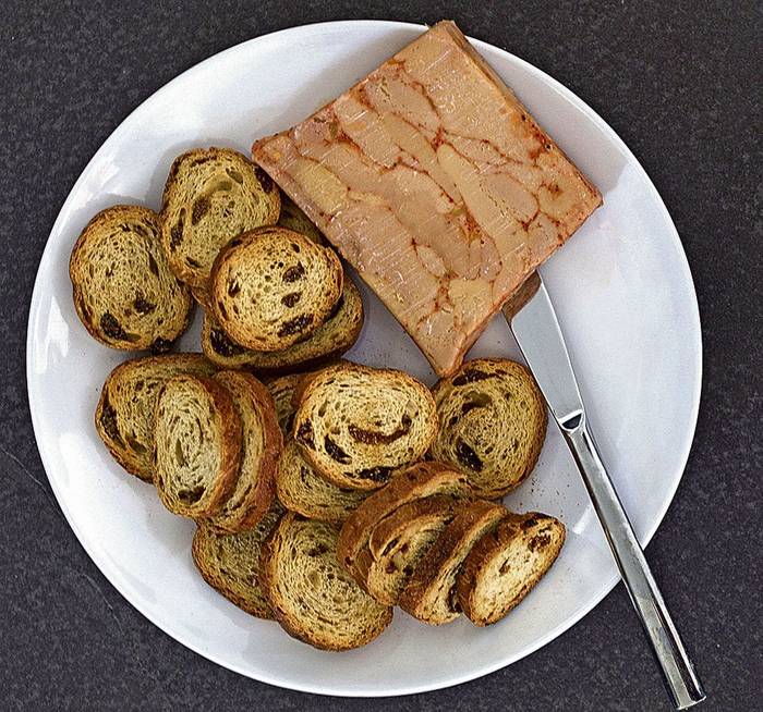 Begiak itxita hozka egiteko modukoa