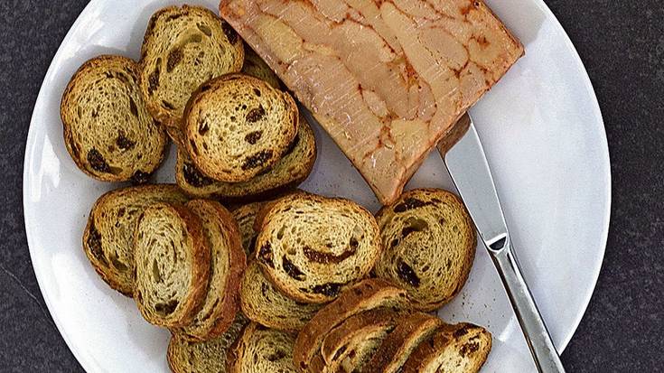 Begiak itxita hozka egiteko modukoa