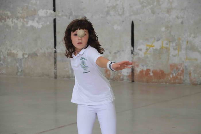 Zuriz jantzi zen Berrobiko f 11 1567409250526