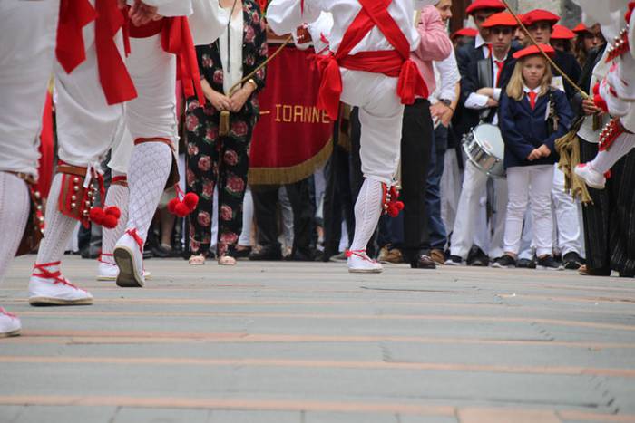 Santuek eta dantzariek poztu 125 1498312882049