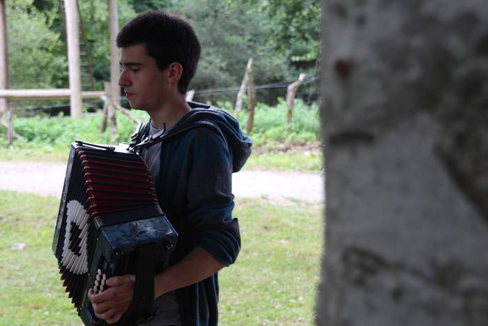 Mugak senidetzeei bide eman  16 1503145449535