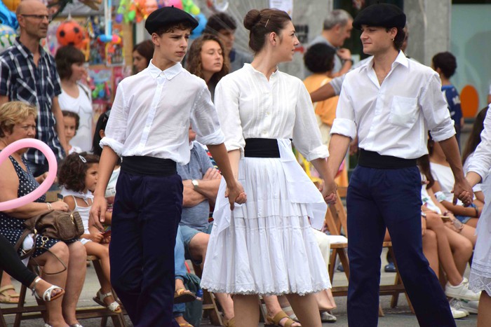 Soka dantzak jende ugari bildu du Errebote plazan - 7