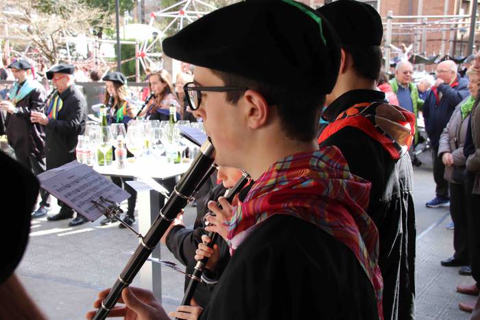 Ozen entzun dira txistularie 94 1551449366306