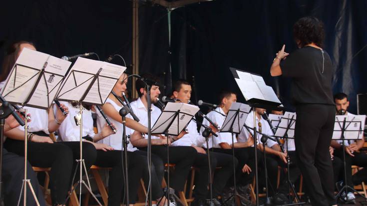 Musikak, kantuak eta dantzak jantzi dute Alegiako plaza