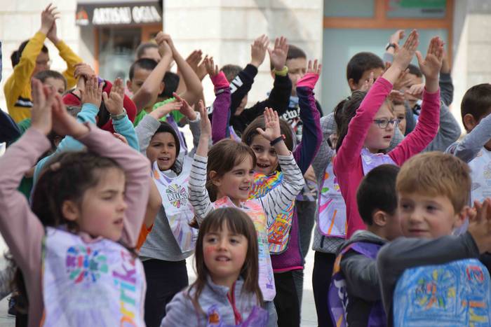 Eskuz esku ibili dute lekuko 45 1555085958144