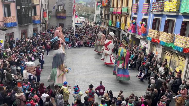 Erraldoiak dantzan Plaza Zaharrean