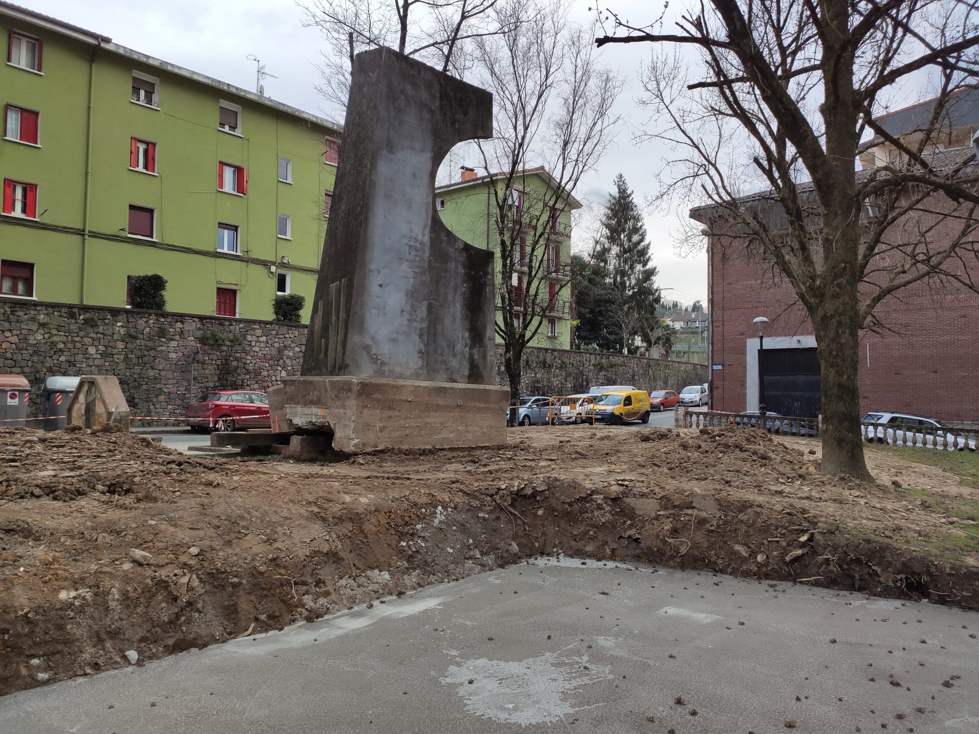 Igeralde eta Bizkaia kaleen artean dagoen eskultura egonkortzen ari dira