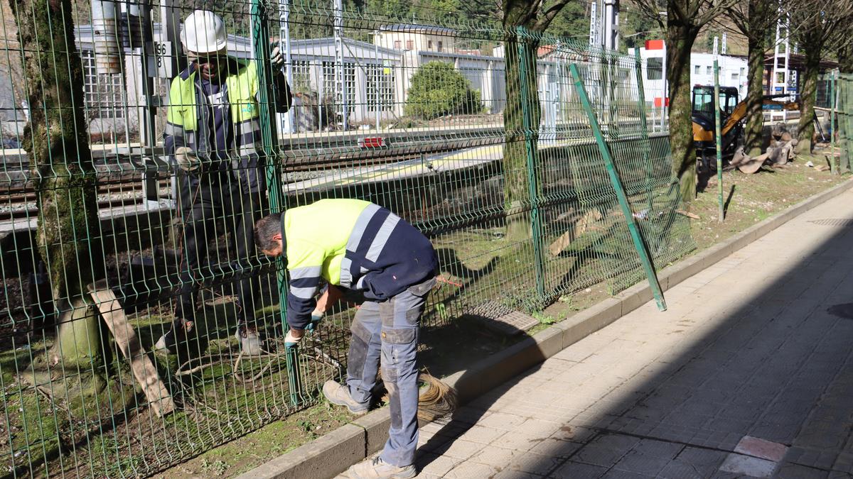 Tolosako trenbide-sarean babes akustikoak jartzen hasi da Adif