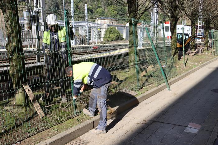 Tolosako trenbide-sarean babes akustikoak jartzen hasi da Adif