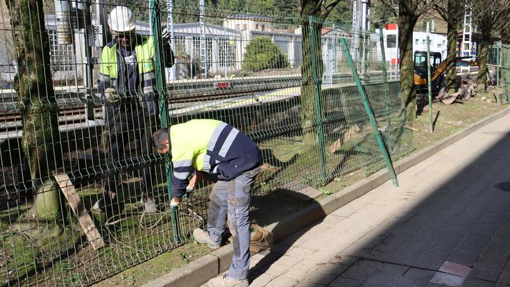Tolosako trenbide-sarean babes akustikoak jartzen hasi da Adif