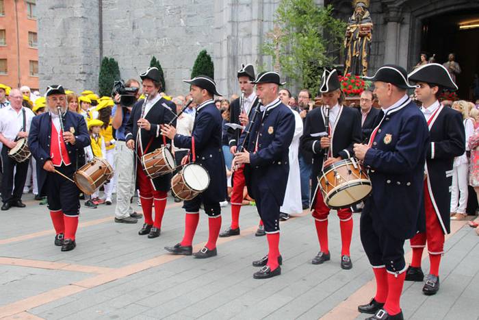 Santuek eta dantzariek poztu 36 1498312375605