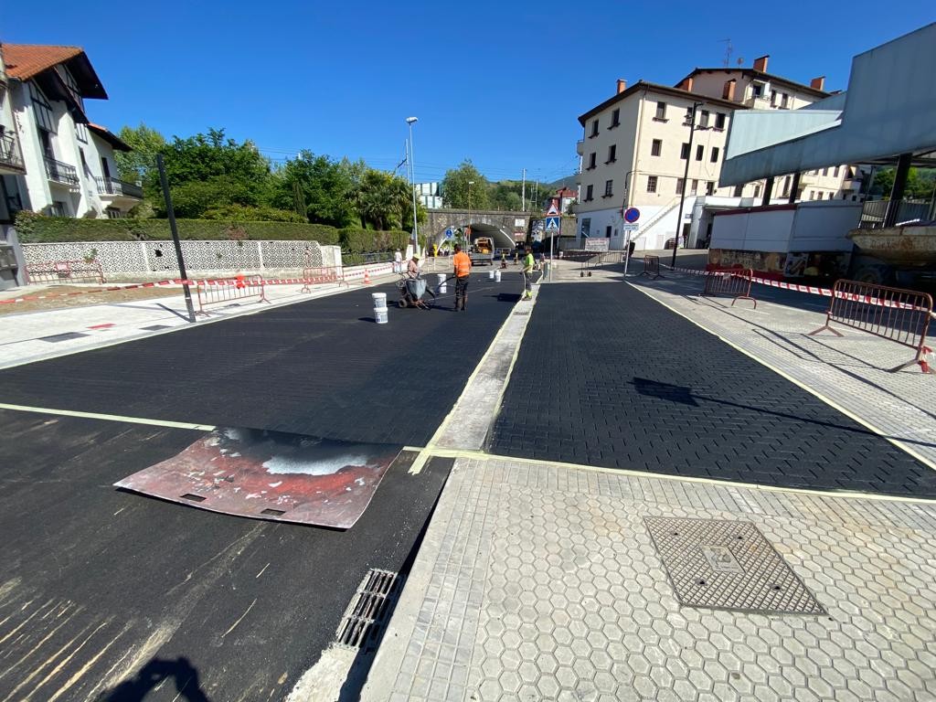 Joxe Arregi plazaren aurrealdea itxura berria hartzen hasi da