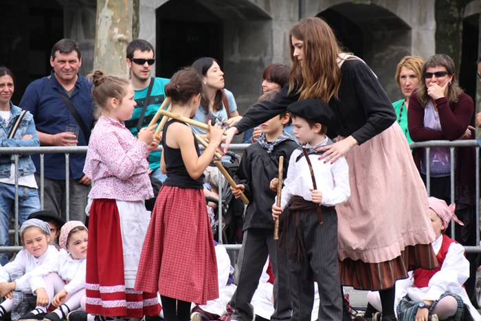 Dantzari txiki eguna Villabonan 6 1465749469611