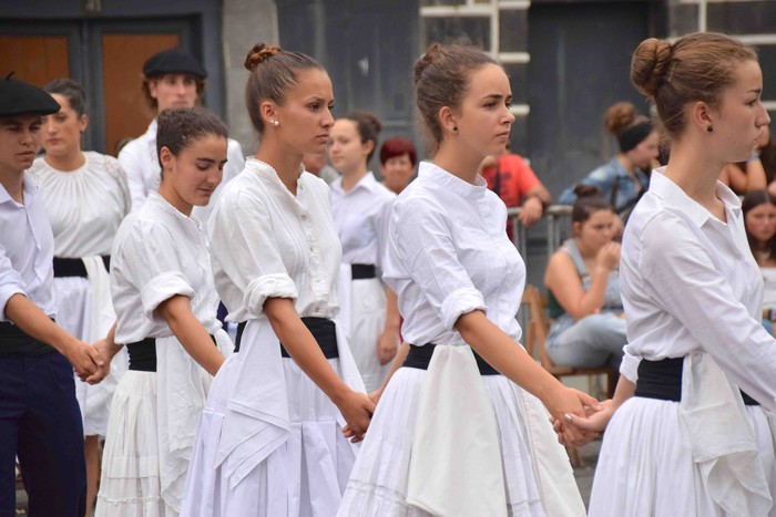 Soka dantzak jende ugari bildu du Errebote plazan - 16