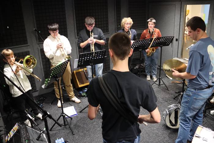 Urrezko ezteiak, musikariak hezten