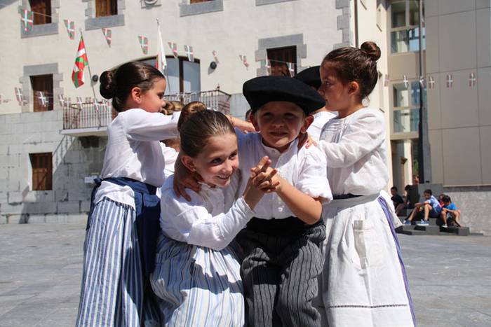 Axeriak dantzan Adunan 16 1471260756879