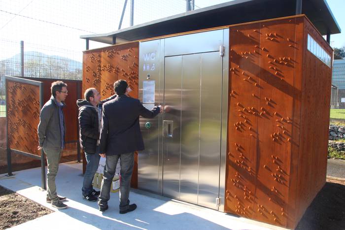 Usabalgo harmailak eta komun publikoa 14 1459597816165