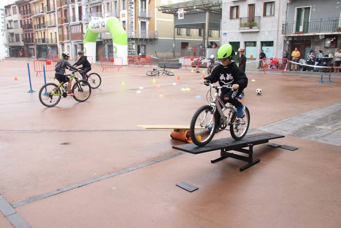 200 txirrindulari inguru, Ir 8 1570293782574