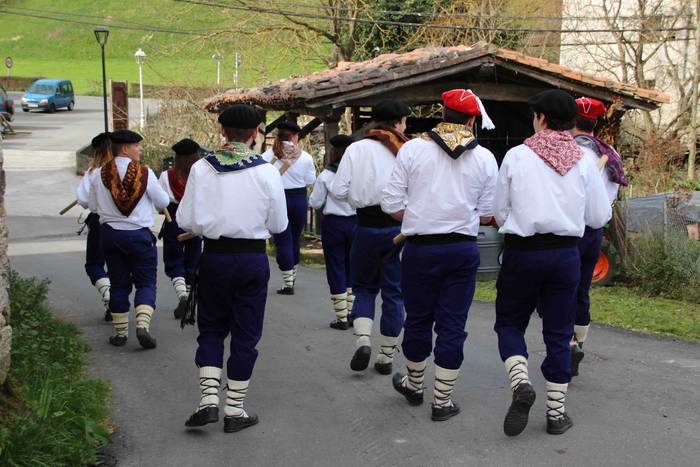 Ajerik gabe, makila eta lau  12 1551617786149