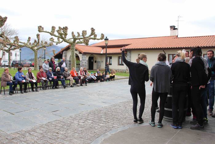 Emakumeek dantzan jarri dute 33 1552145620643