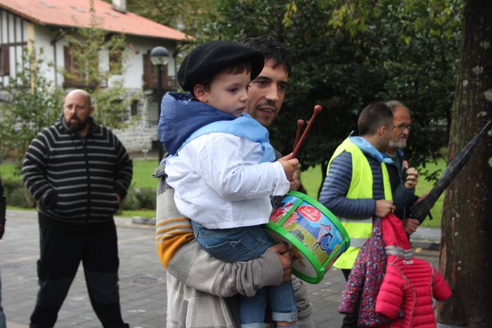 Larramendi auzoko danborrada 21 1540643593461